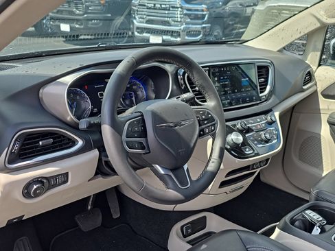 Used 2023 Chrysler Pacifica Touring-L FWD image 12