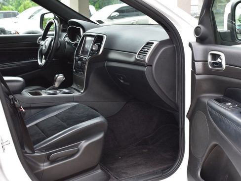 Used 2018 Jeep Grand Cherokee Altitude AWD/4WD image 17