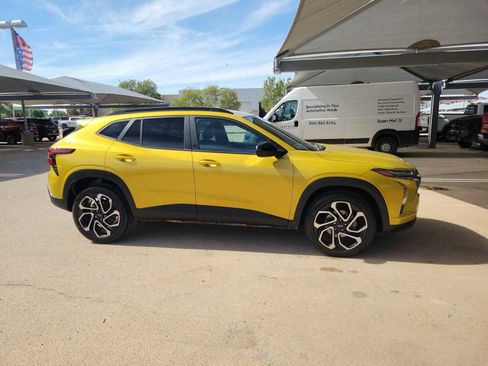 Used 2025 Chevrolet Trax RS w/ Sunroof Package FWD image 9