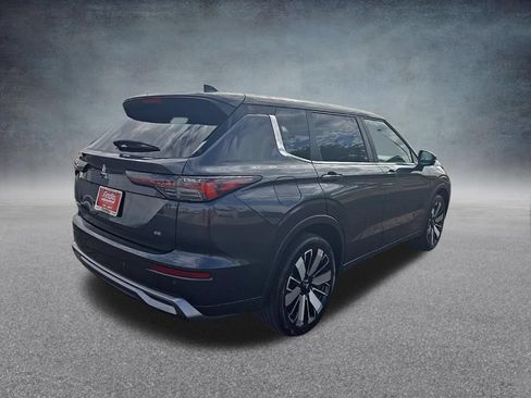 Used 2025 Mitsubishi Outlander SE FWD image 3
