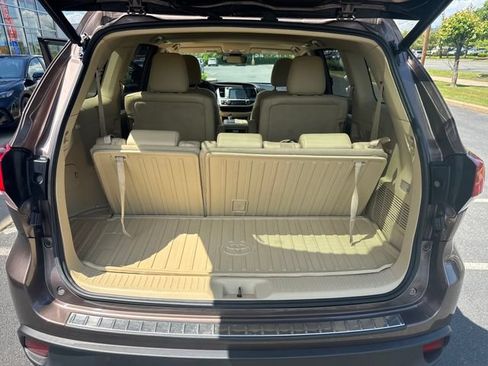 Used 2019 Toyota Highlander XLE AWD/4WD image 27