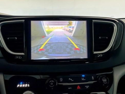 Used 2023 Chrysler Pacifica Touring-L FWD image 42