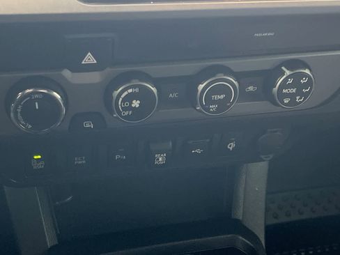 Used 2020 Toyota Tacoma TRD Off-Road w/ Technology Package AWD/4WD image 19