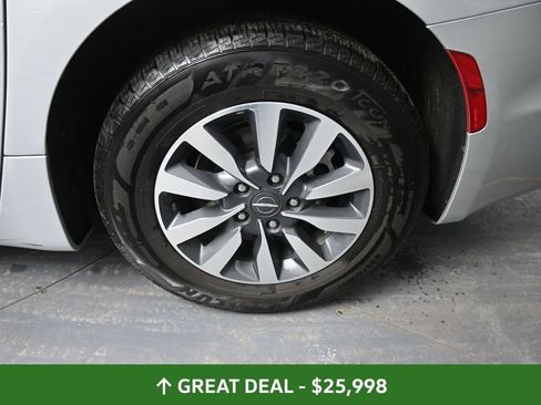 Used 2024 Chrysler Pacifica Limited FWD image 15