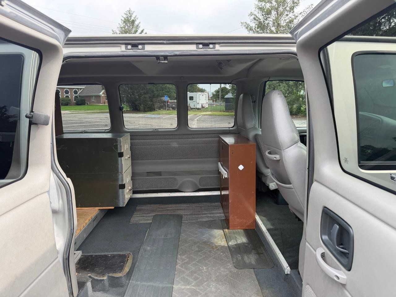 Used 1998 Chevrolet Express 2500 Passenger w/ Preferred Equipment Group RWD image 15