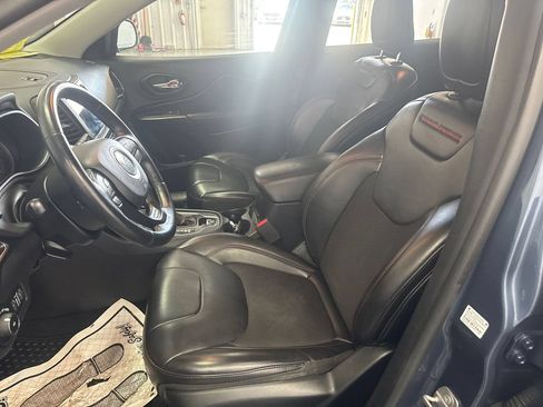 Used 2019 Jeep Cherokee Trailhawk w/ Cold Weather Group AWD/4WD image 9