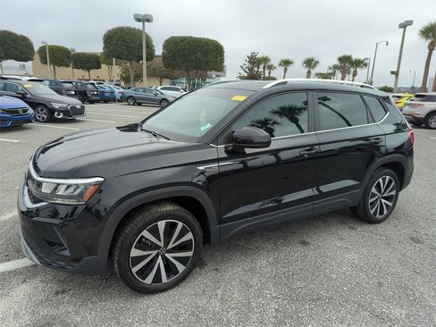 Used 2022 Volkswagen Taos SE w/ Panoramic Sunroof Package image 13