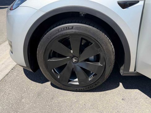 Used 2021 Tesla Model Y Long Range AWD/4WD image 32