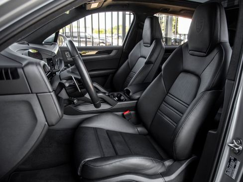 Certified 2025 Porsche Cayenne GTS AWD/4WD image 5