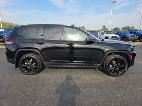 Used 2024 Jeep Grand Cherokee Altitude AWD/4WD image 8
