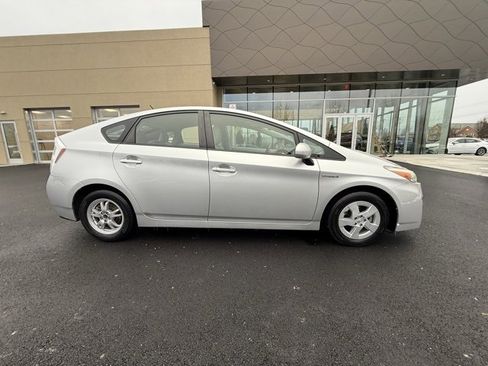 Used 2010 Toyota Prius Five image 2