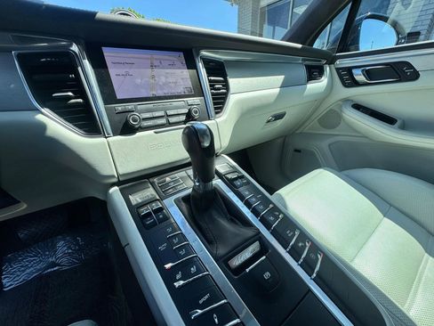 Used 2017 Porsche Macan Turbo AWD/4WD image 19