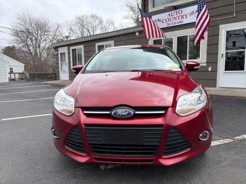 Used 2014 Ford Focus SE w/ Equipment Group 201A FWD image 2