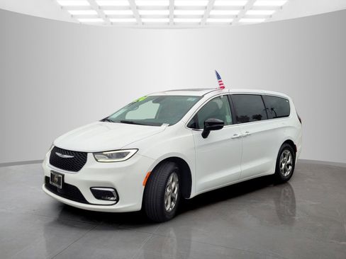 Used 2024 Chrysler Pacifica Limited FWD image 8