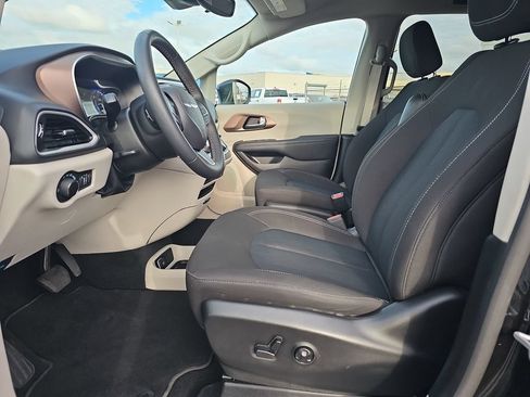 Used 2024 Chrysler Voyager LX FWD image 15