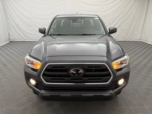 Used 2018 Toyota Tacoma SR5 w/ SR5 Appearance Package (SM) AWD/4WD image 3