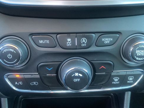 Used 2019 Jeep Cherokee Latitude Plus image 18