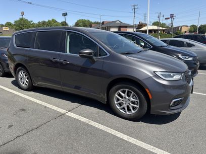 Used 2023 Chrysler Pacifica Touring-L