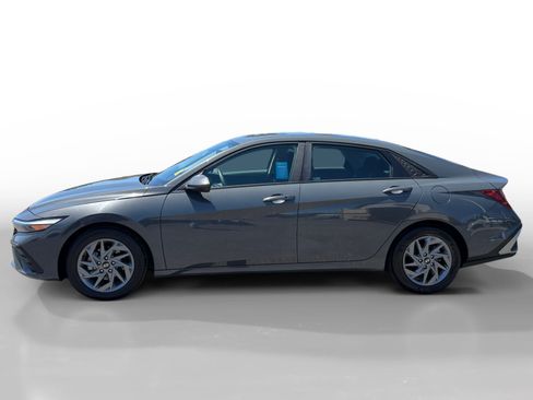 Used 2024 Hyundai Elantra SEL FWD image 2
