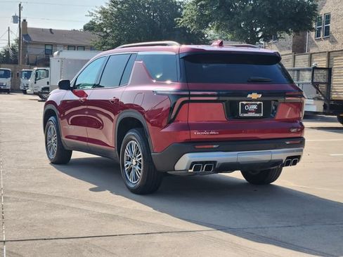 Used 2024 Chevrolet Traverse LT w/ Enhanced Driving Package FWD image 3