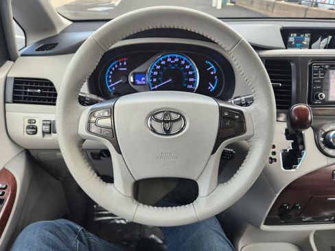 Used 2013 Toyota Sienna Limited image 21