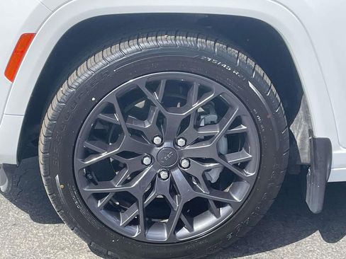 Used 2023 Jeep Grand Cherokee Summit w/ High Altitude Package image 10