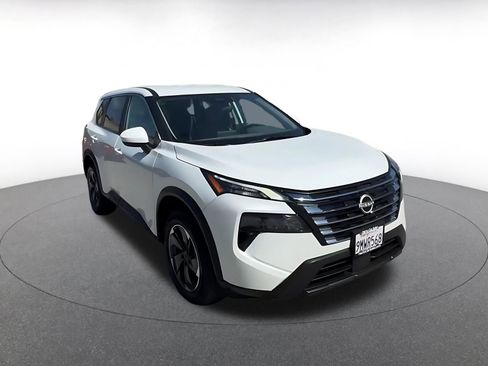 Used 2025 Nissan Rogue SV image 3