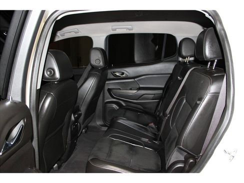 Used 2023 GMC Acadia SLT image 11