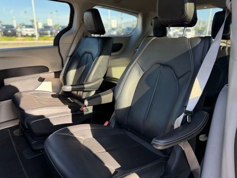 Used 2024 Chrysler Pacifica Select image 4