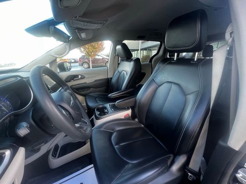 Used 2023 Chrysler Pacifica Touring-L FWD image 21