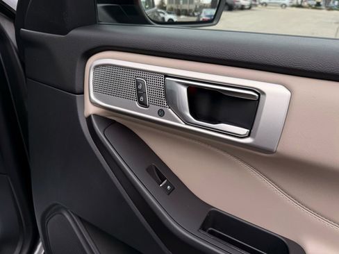 Used 2020 Ford Explorer Limited image 18