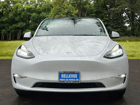 Used 2022 Tesla Model Y Long Range image 2