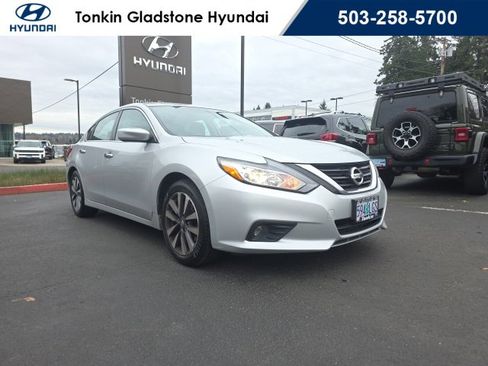 Used 2017 Nissan Altima 2.5 SV image 1