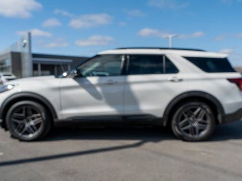 Used 2025 Ford Explorer ST AWD/4WD image 9