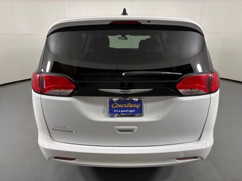Used 2022 Chrysler Voyager LX FWD image 7