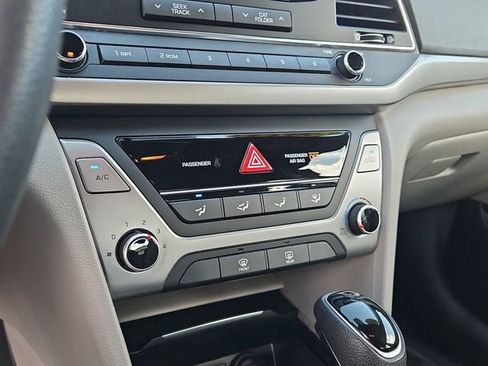 Used 2017 Hyundai Elantra SE FWD image 24