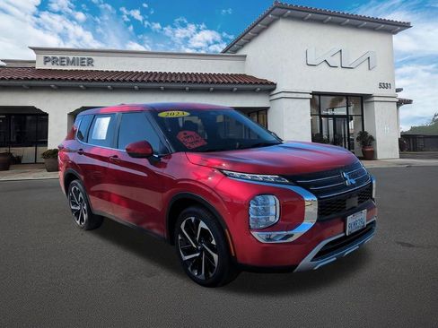 Used 2023 Mitsubishi Outlander SE image 2