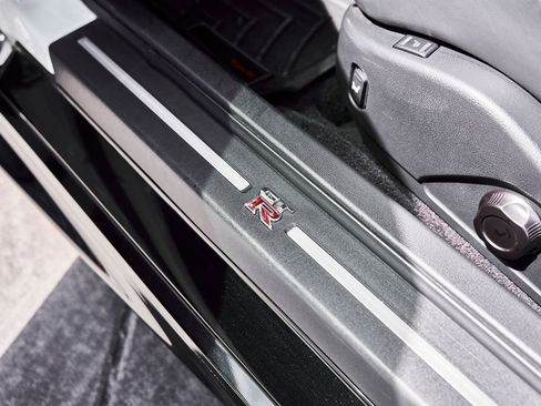 Used 2021 Nissan GT-R Premium image 38