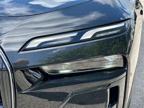 Certified 2024 BMW 760i xDrive w/ Premium Package 2 image 32