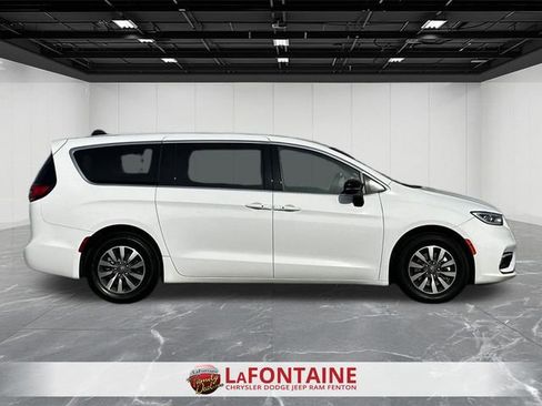 Used 2024 Chrysler Pacifica Limited FWD image 6