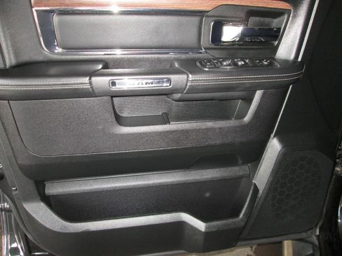 Used 2018 RAM 1500 Laramie w/ Convenience Group AWD/4WD image 24