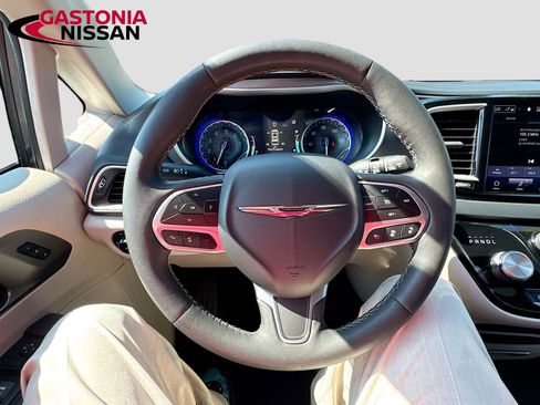 Used 2023 Chrysler Pacifica Touring-L FWD image 14