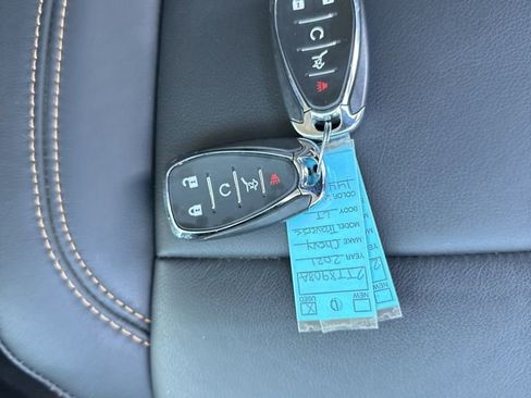 Used 2021 Chevrolet Traverse LT image 37