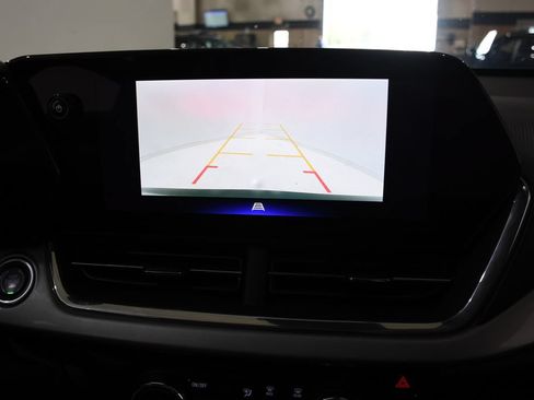 Used 2025 Chevrolet Trax LT FWD image 16