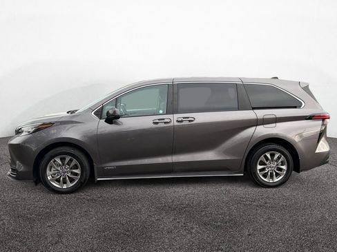 Used 2021 Toyota Sienna LE image 2