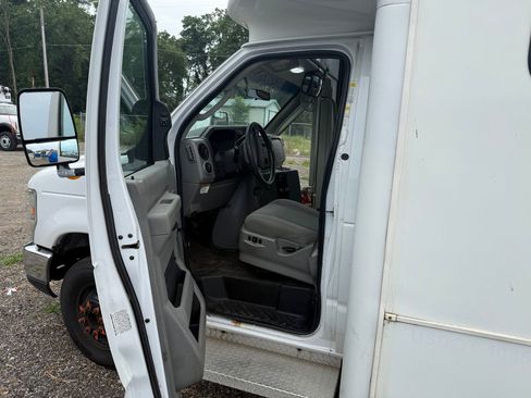 Used 2016 Ford E-450 and Econoline 450 Super Duty w/ Shuttle Bus Prep Package RWD image 8