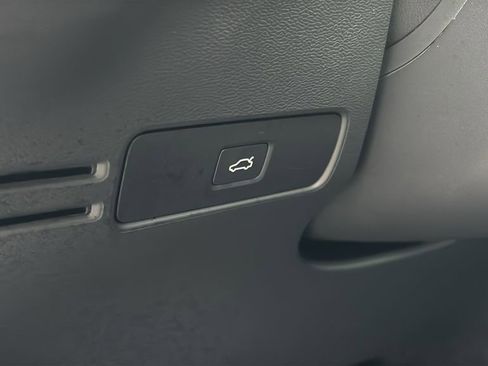 Certified 2025 Volvo XC40 B5 Plus AWD/4WD image 13