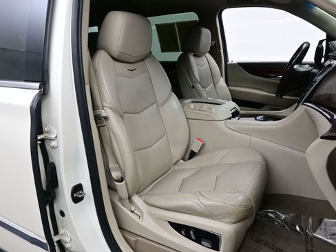 Used 2015 Cadillac Escalade Luxury image 13