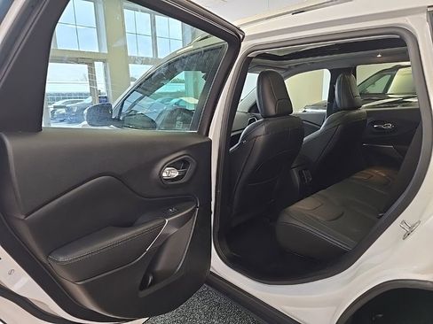 Used 2021 Jeep Cherokee Limited image 27