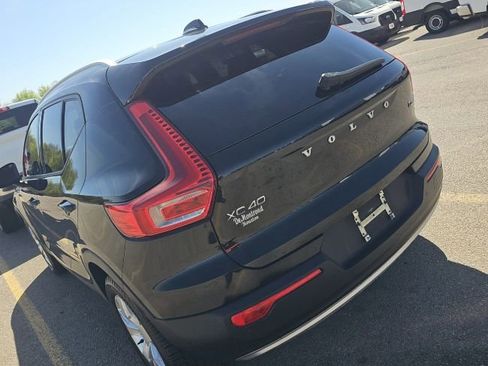 Used 2022 Volvo XC40 T5 Momentum image 6